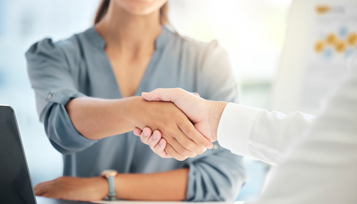 B2B, Geschäftstreffen und Handshake danken dem Kunden für Unternehmenspartnerschaft, Verkaufsabschluss und Einzelhandelspräsentation. Crm-Teamleiter, CEO und Führungskraft schütteln Hände für zukünftigen Arbeitserfolg