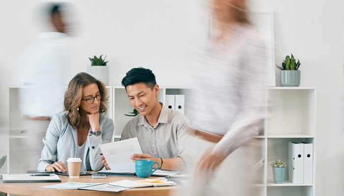 Teamarbeit, Dokumente und Geschäftsleute im Büro zur Überprüfung oder Diskussion. Papierkram, Zusammenarbeit oder asiatischer Mann und Frau am Schreibtisch am Arbeitsplatz bei der Planung von Verkaufs-, Werbe- oder Marketingstrategien