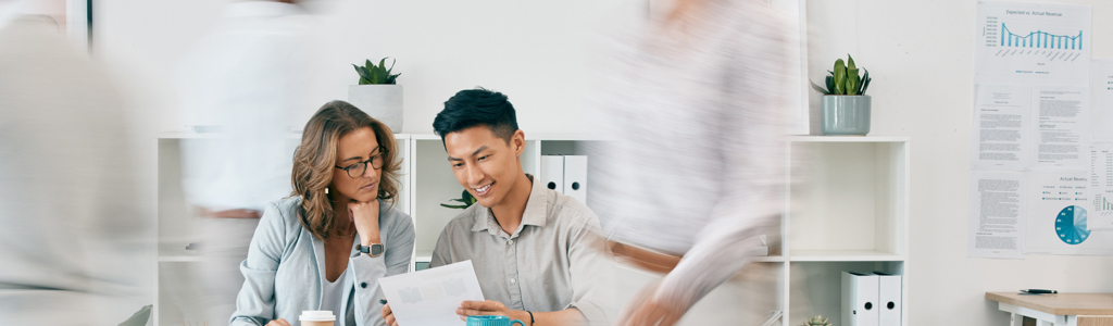 Teamarbeit, Dokumente und Geschäftsleute im Büro zur Überprüfung oder Diskussion. Papierkram, Zusammenarbeit oder asiatischer Mann und Frau am Schreibtisch am Arbeitsplatz bei der Planung von Verkaufs-, Werbe- oder Marketingstrategien